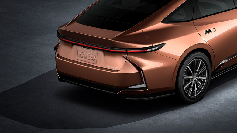 The back view of a Lexus ES 350h, which is the sibling to the all-electric Lexus ES350e and ES 500e, finished in bronze.