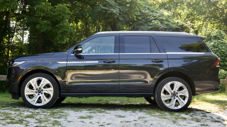 2025 Lincoln Navigator profile view