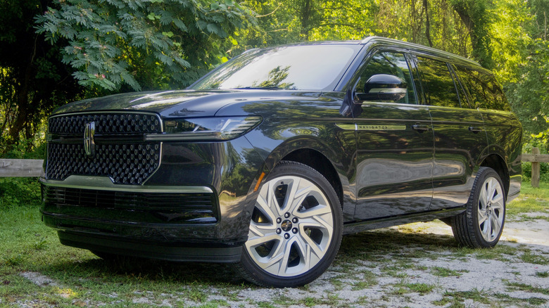 2025 Lincoln Navigator front 3/4 view