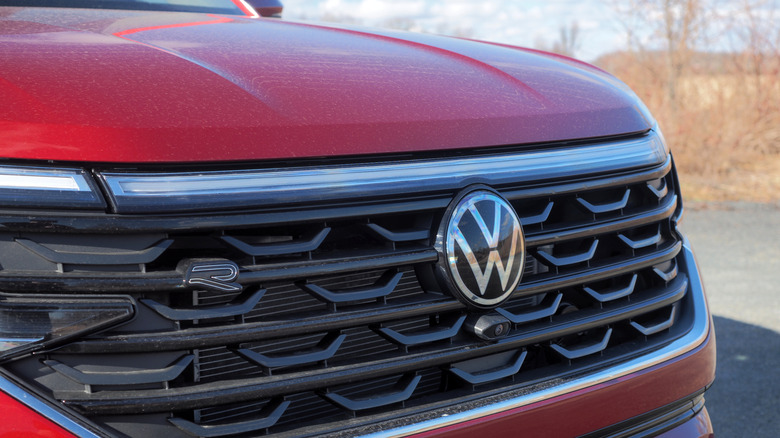 2025 VW Atlas grille detail