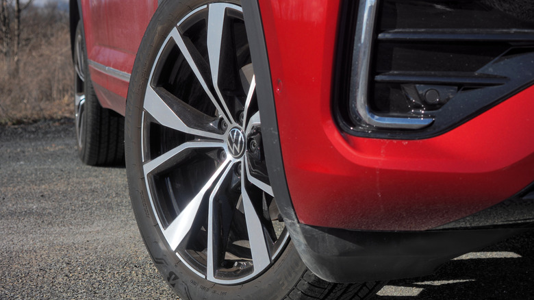 2025 VW Atlas front wheel detail