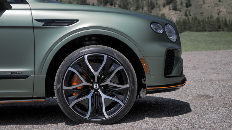 2026 Bentayga Speed front wheel and fender