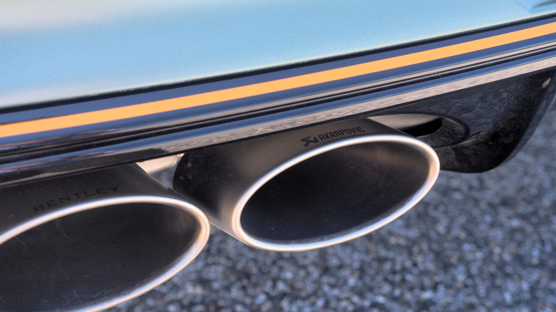 2026 Bentayga Speed Akrapovič tailpipes