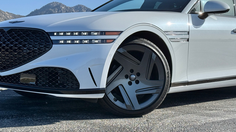 2026 Genesis G90 Prestige Black front wheel