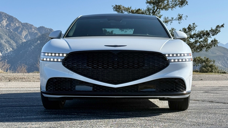 2026 Genesis G90 Prestige Black front grille