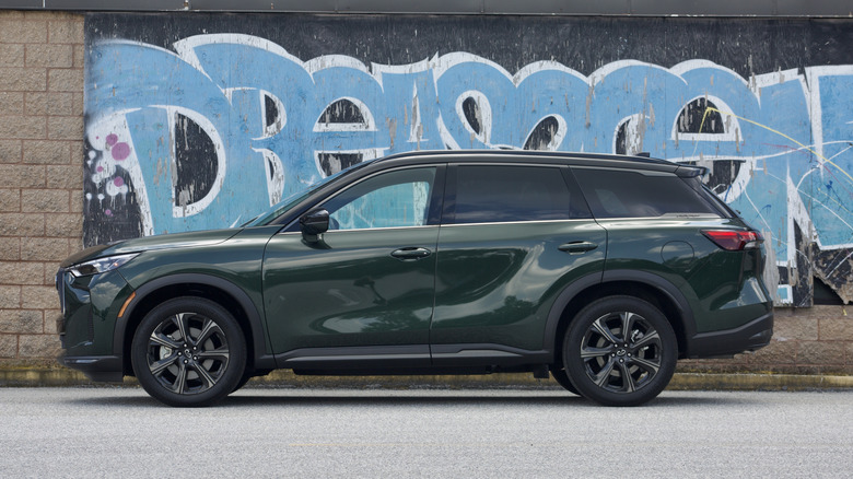 Infiniti QX60 profile view