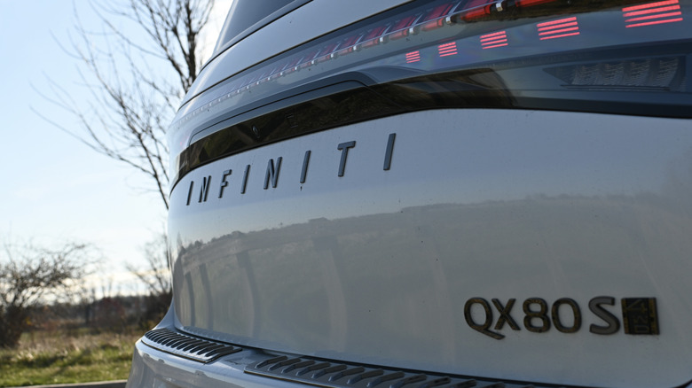 Infiniti QX80 rear hatch