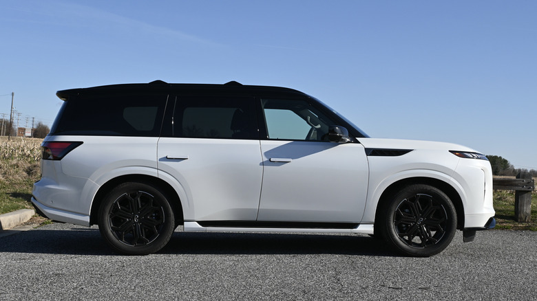 2026 Infiniti QX80 profile view