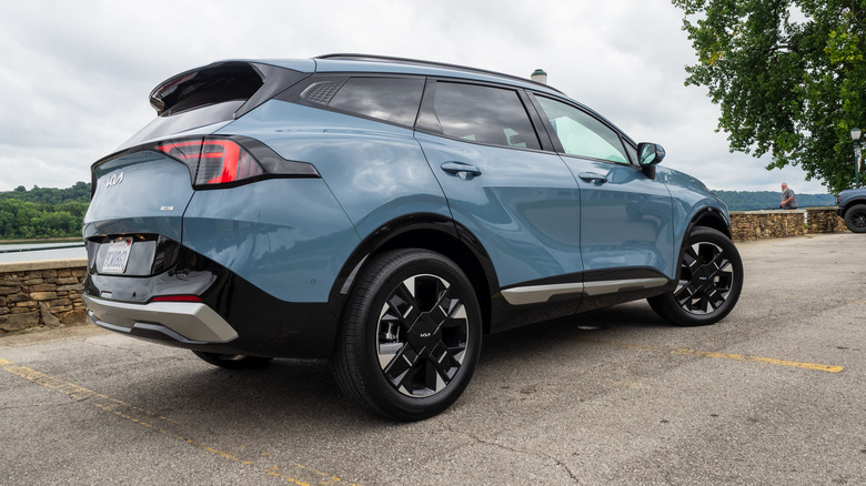 2026 Kia Sportage HEV parked