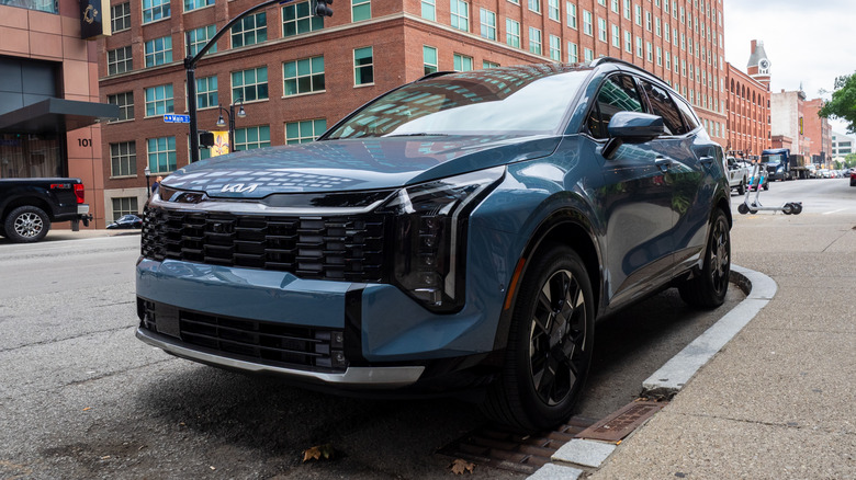 2026 Kia Sportage HEV parked