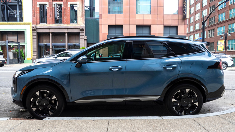 2026 Kia Sportage HEV parked