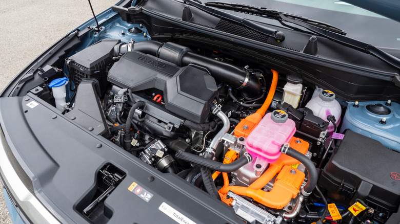2026 Kia Sportage HEV engine bay