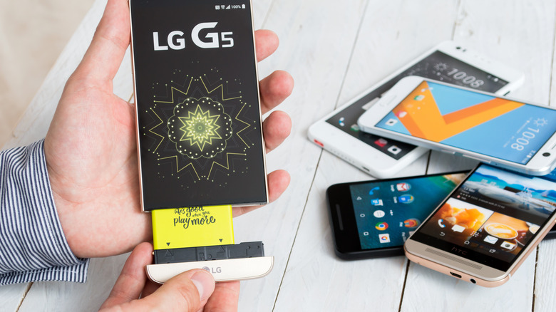 LG G5 with removable accessories