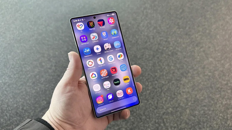 A person holding a Galaxy S25 Ultra