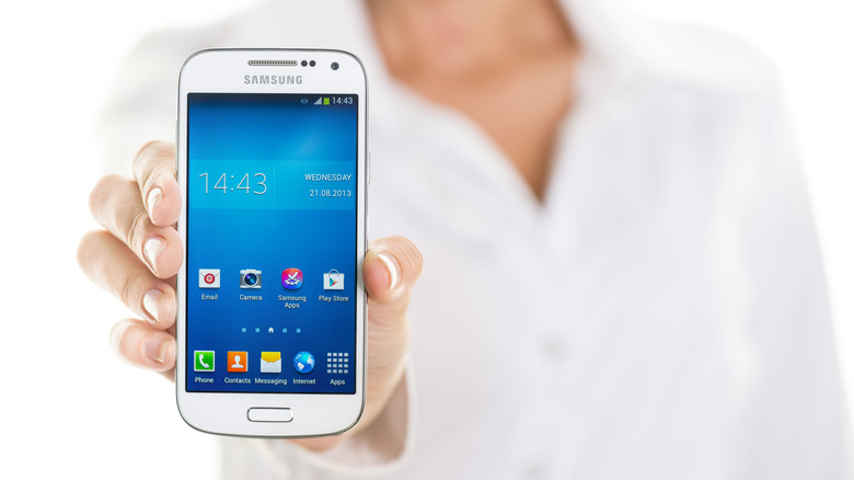 A hand holding a Samsung Galaxy S4