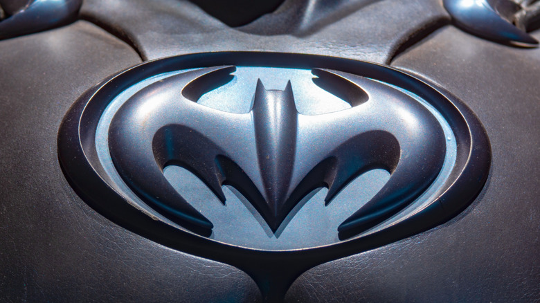 mobiles Batman suit logo