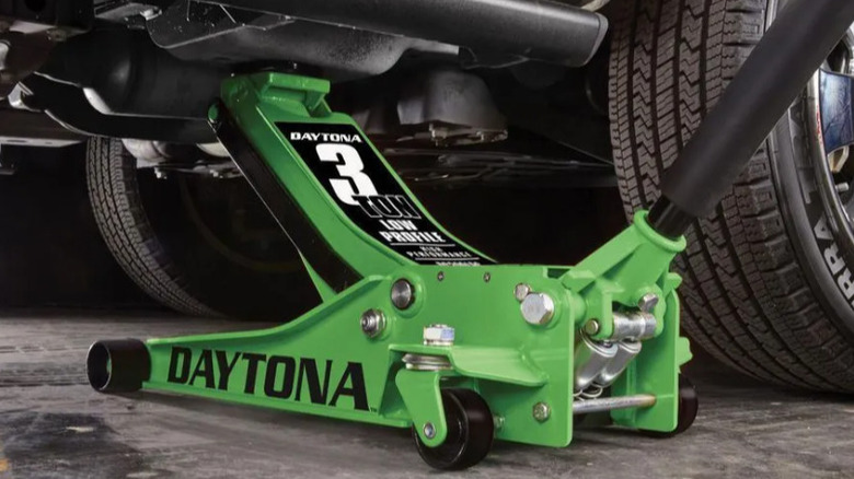 Daytona Floor jack lifting car