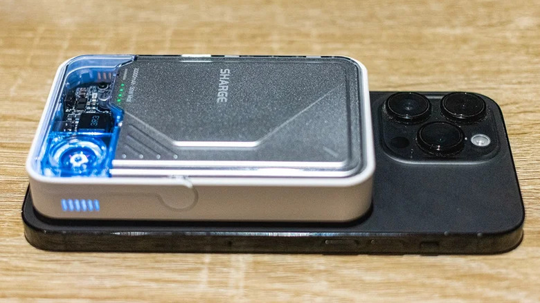 Sharge IceMag 2 power bank charging a phone