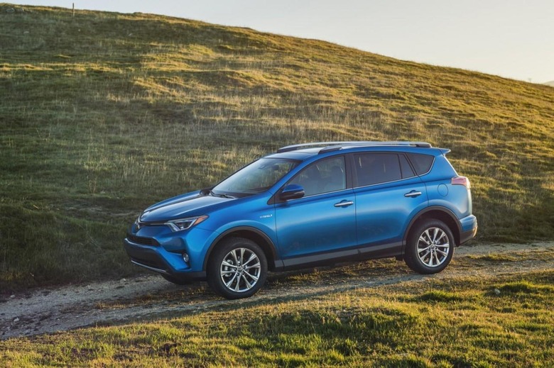 2015_NYIAS_2016_Toyota_RAV4_Hybrid_023