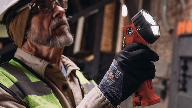 Person using Streamlight flashlight