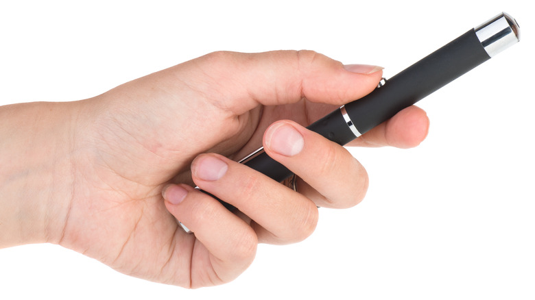 Pen-shaped laser pointer