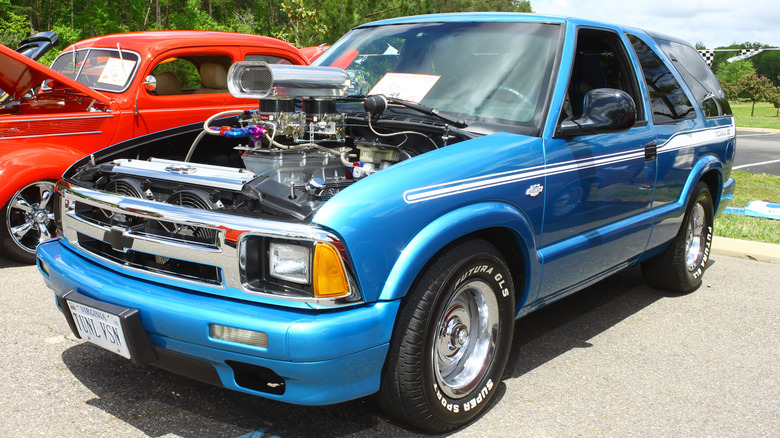 Chevrolet S-10 Blazer V8 blue parked