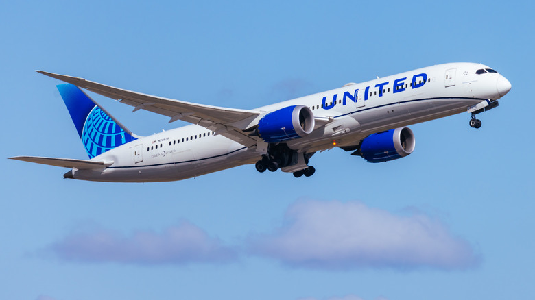 United Airlines Boeing 787-9 Dreamliner takes off