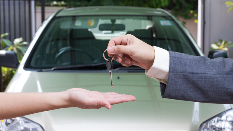 salesman handing keys to customer