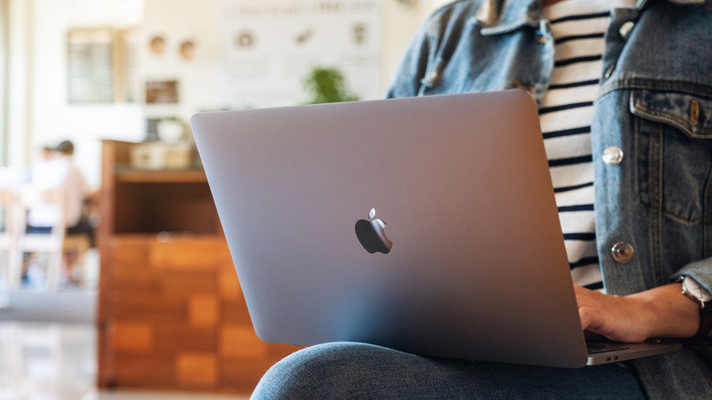 Woman using Mac computer. 