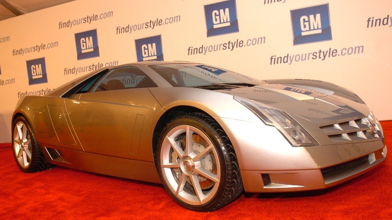 Side profile Cadillac Cien concept car