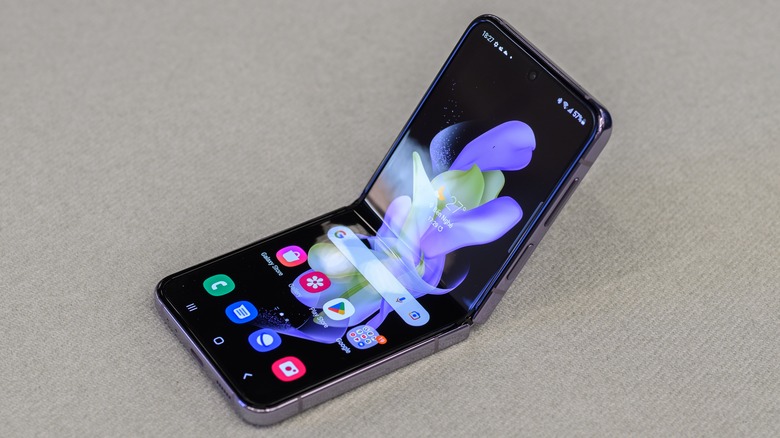 Samsung Galaxy Z Flip 4 smartphone
