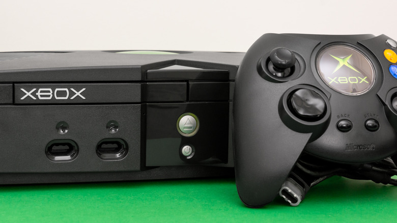 The first Xbox next to its controller