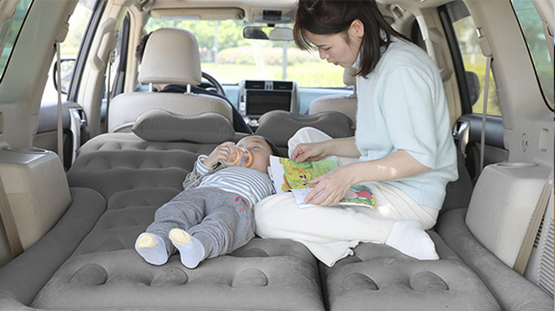 Mother and child on the Saygogo SUV air mattress