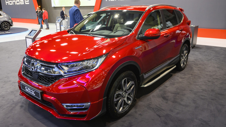 Un Honda CR-V rojo en exhibición en un show automático