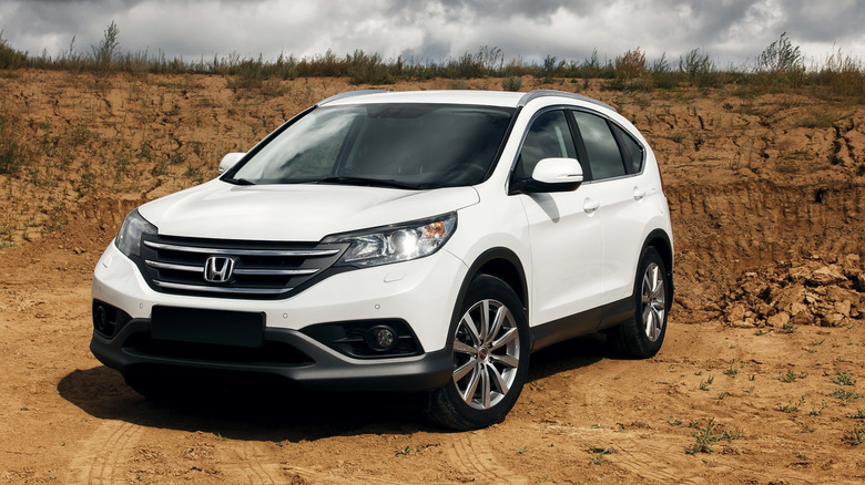 Un Honda CR-V blanco en un camino de tierra