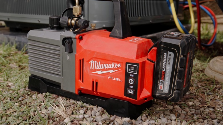 Milwaukee M18 FUEL 5 CFM Vacuum Pump Kit