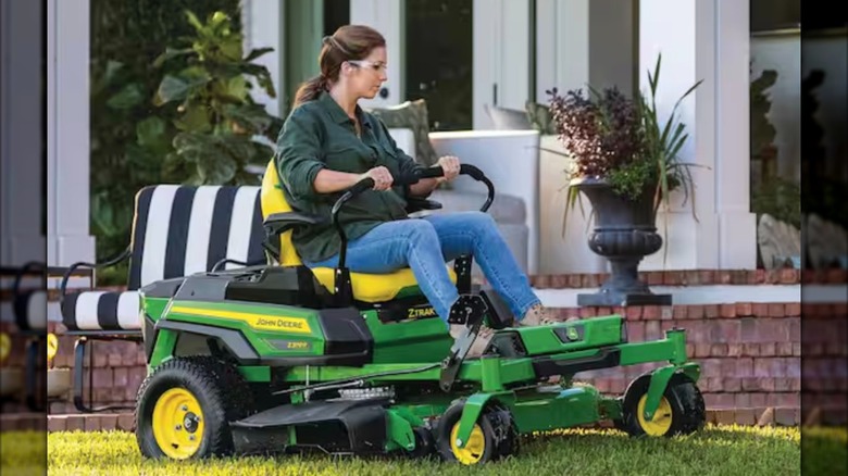 John Deere Z370R in use