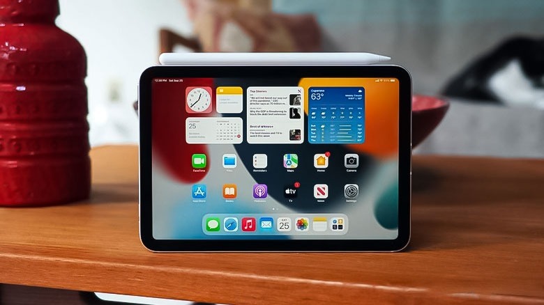 The iPad Mini 6 on a table with the Apple Pencil.