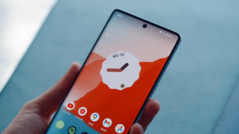 A Google Pixel home screen with a clock widget