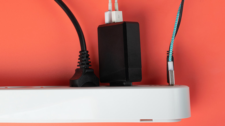 Power strip with plugs
