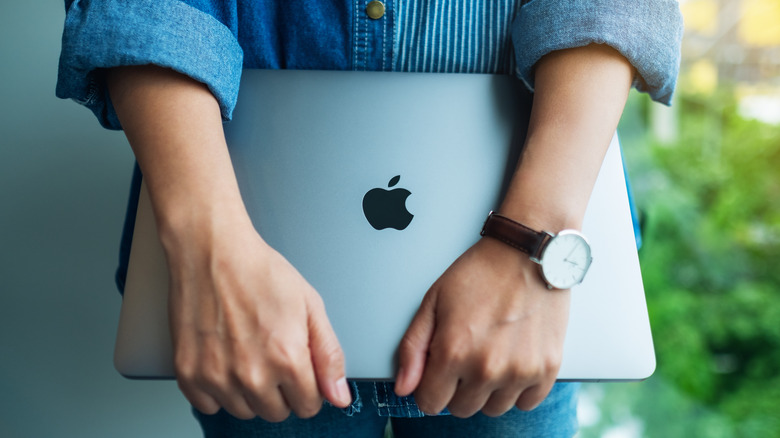 Person holding a Mac 