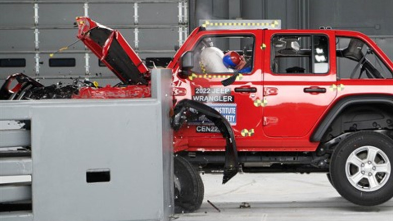 Jeep Wrangler frontal crash test by IIHS.