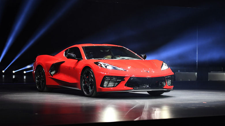 Un Chevrolet Corvette C8 en la revelación oficial, Vista delantera 3/4, exterior rojo