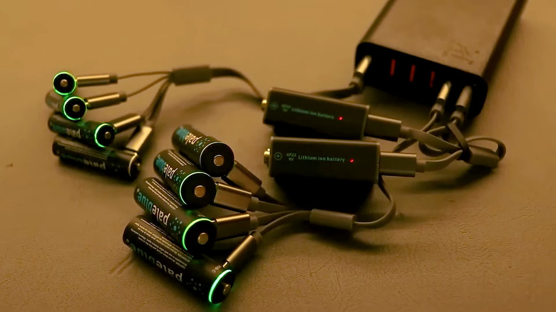 USB C AA batteries charging via power bank