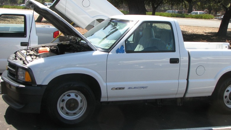 Chevrolet S10 Electric hood open