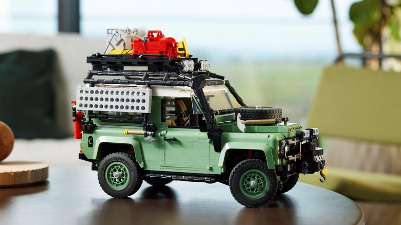 Land Rover Defender 90 LEGO set table