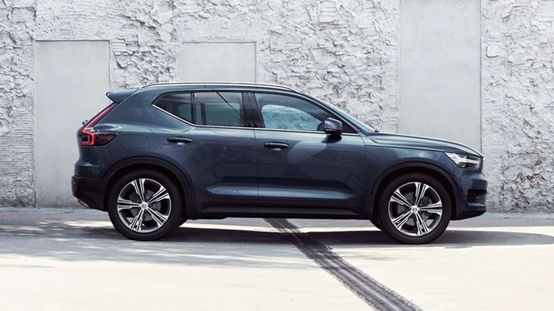 A side view of a 2022 Volvo XC40