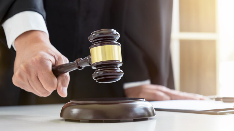judge banging gavel