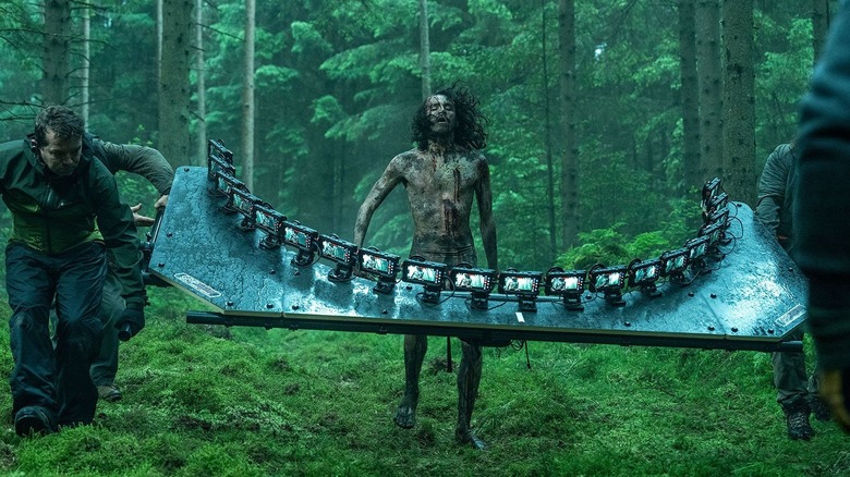 behind the scenes of 28 Years Later, featuring a camera rig with 20 iPhones
