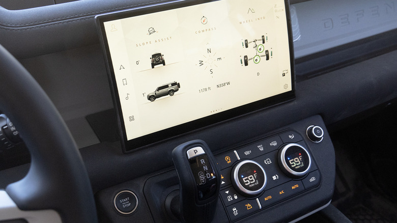 Land Rover Defender 130 off-road screen